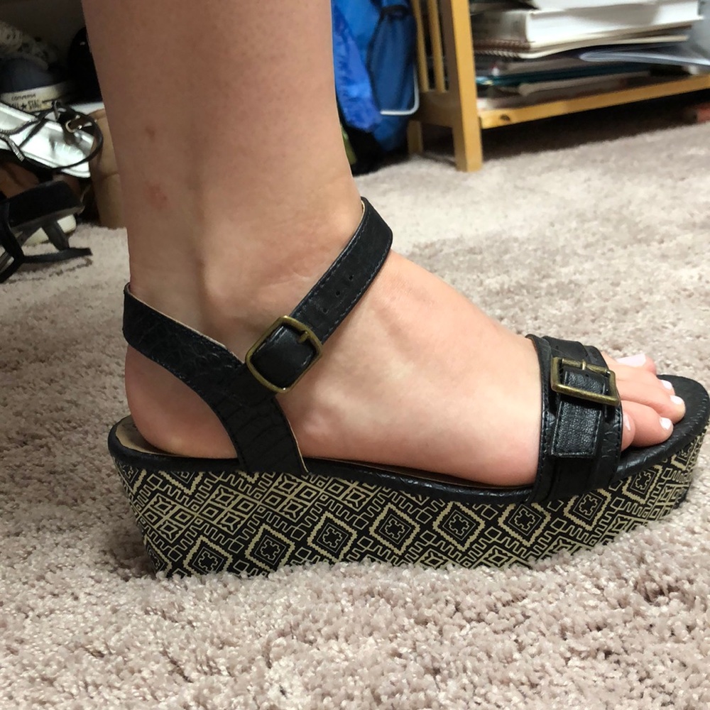 Super cute Mudd wedges